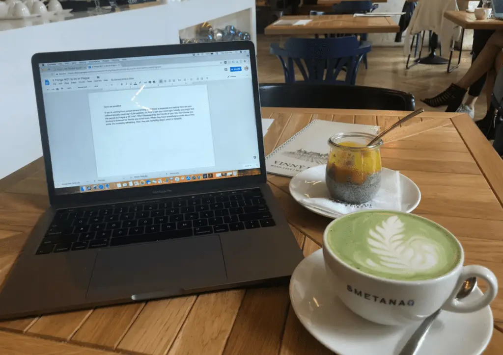 Matcha caj, Chia Pudding and work at SemantaQ Cafe in Prague