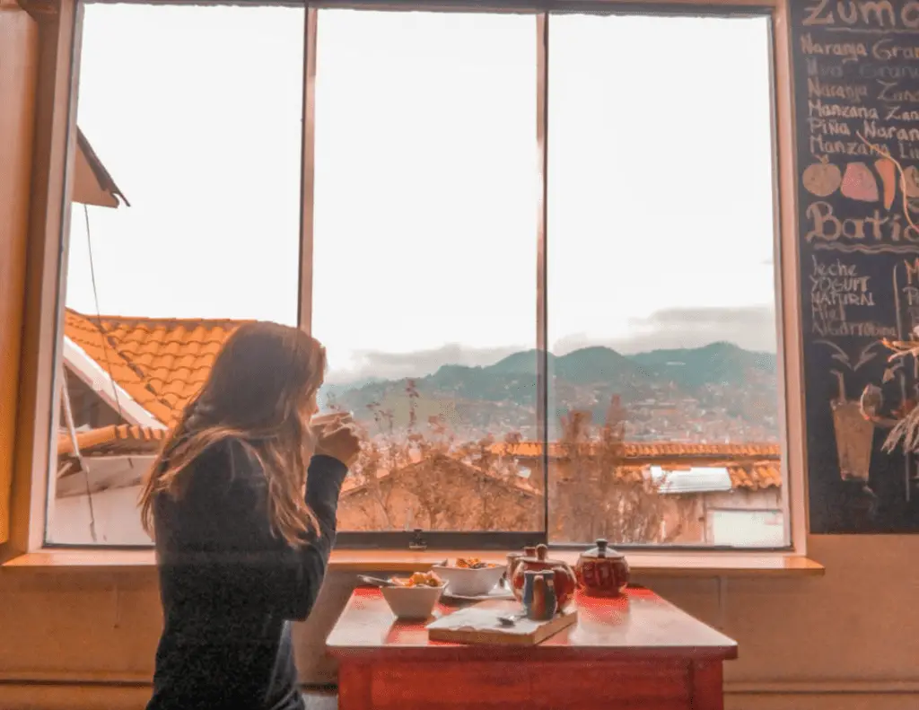 tips for eating out alone while traveling