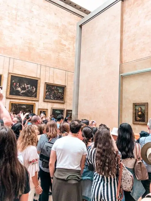 The crowd around Mona Lisa in the Lourve