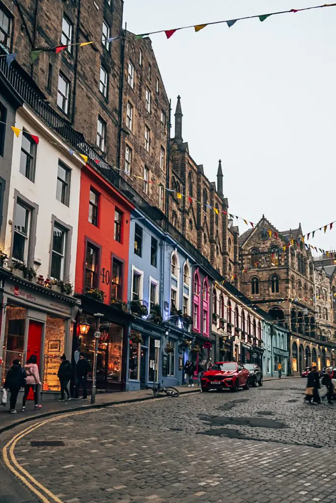 Colorful shops on Victoria Street in Edinburgh, Scotland.