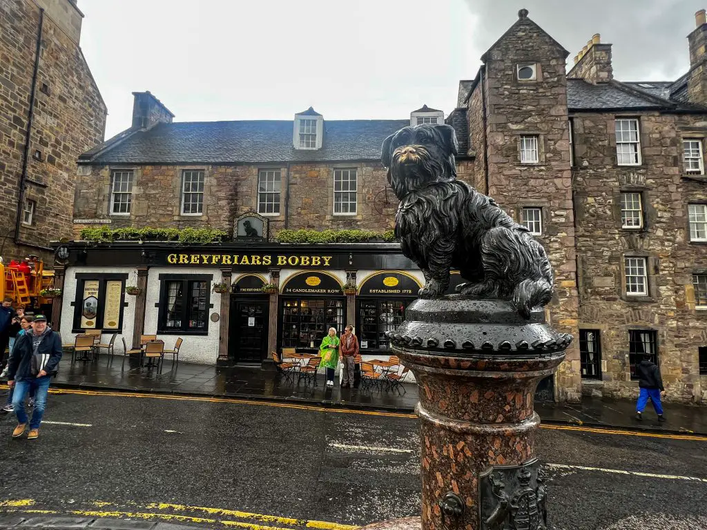Greyfriar's Bobby statue in Edinburgh, Scotland.