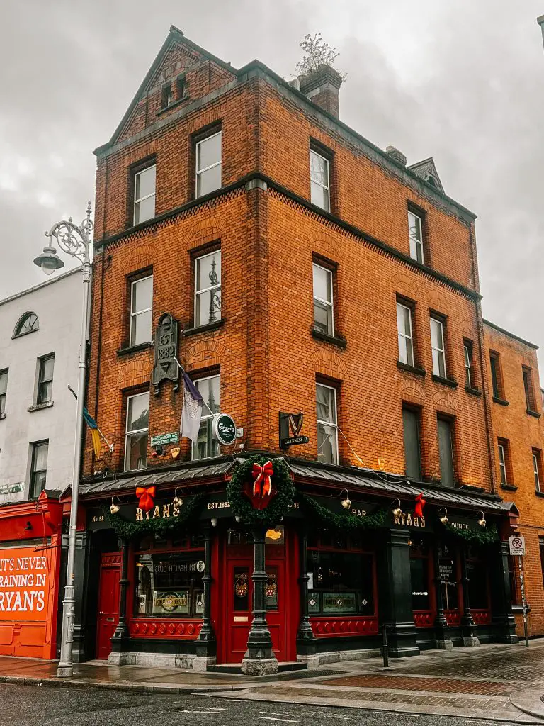 Dublin pub decorated for Christmas.