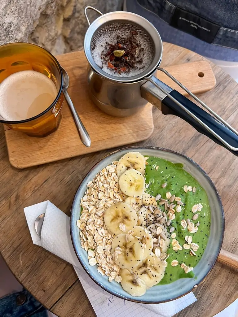 Smoothie bowl and chai latte from My Coffee Porto.