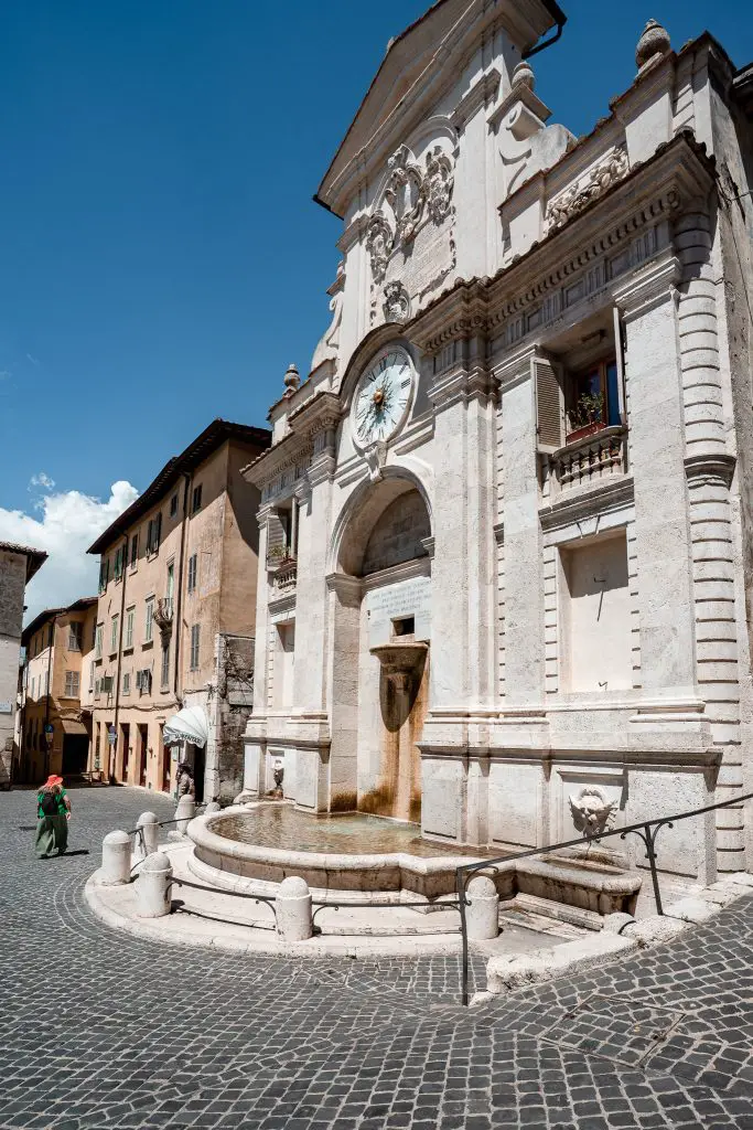 Fountain in the main square, Piazza del Mercato in Spoleto, Italy.